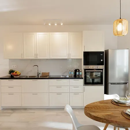 Apartamento Banus - Nueva Andalucia, 3br- 2br Flat, Bright Outdoor Terrace With Direct Views Of The Garden & Pool, Ideal For Families With Children, Super At The Door
