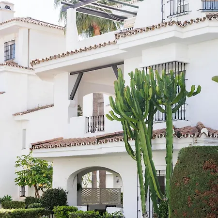 Banus - Nueva Andalucia, 3br- 2br Flat, Bright Outdoor Terrace With Direct Views Of The Garden & Pool, Ideal For Families With Children, Super At The Door Apartamento