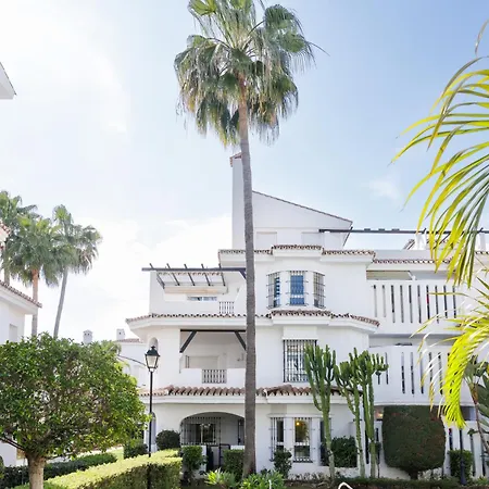 Apartamento Banus - Nueva Andalucia, 3br- 2br Flat, Bright Outdoor Terrace With Direct Views Of The Garden & Pool, Ideal For Families With Children, Super At The Door